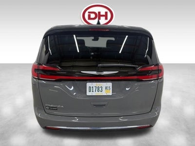 2025 Chrysler Pacifica Select