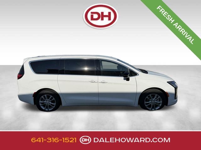 2027 Chrysler Pacifica Select